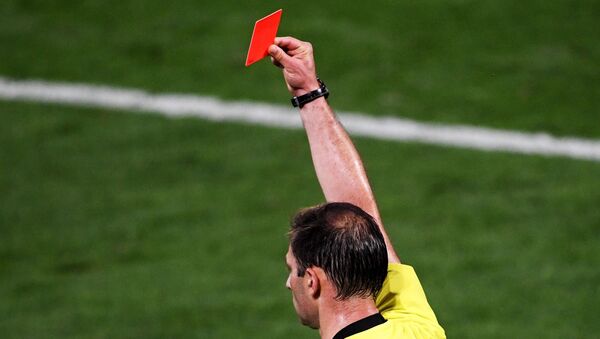 El árbitro muestra una tarjeta roja - Sputnik Mundo