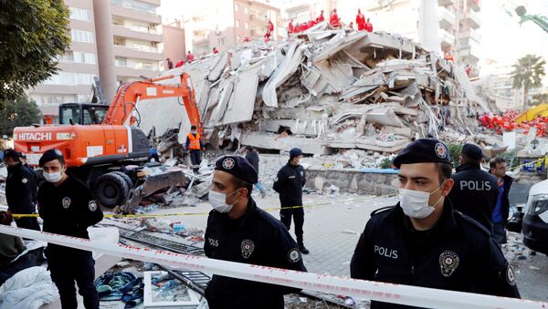 Un edificio destruido en Esmirna, Turquía - Sputnik Mundo