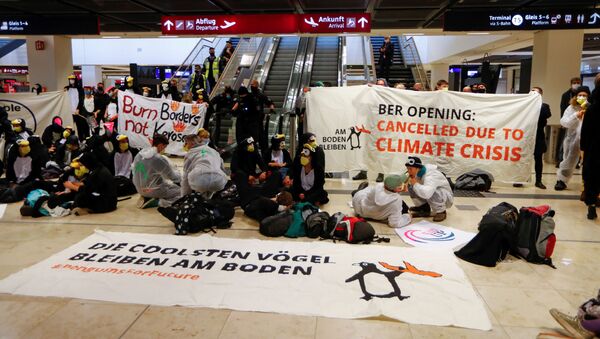 Las protestas de activistas contra la apertura del aeropuerto alemán BER - Sputnik Mundo