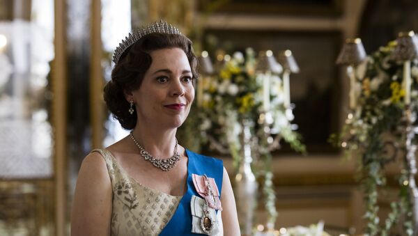 La actriz Olivia Colman interpreta a la reina Isabel II en la serie 'The Crown' - Sputnik Mundo