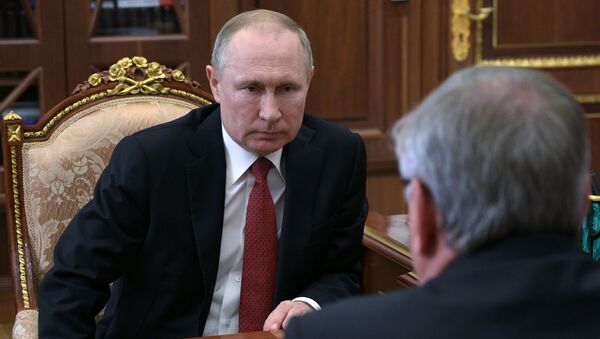 El presidente ruso, Vladímir Putin, se reúne con el jefe del Сonsejo de Administración del banco VTB, Andréi Kostin - Sputnik Mundo