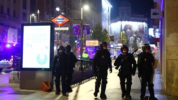 Policías durante las protestas contra las medidas anti-COVID en Madrid - Sputnik Mundo