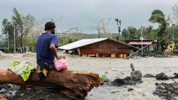 El paso del tifón Rolly en Filipinas  - Sputnik Mundo