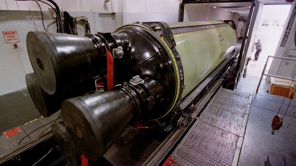 Un misil balístico Minuteman III se carga en un camión para su transporte - Sputnik Mundo