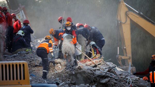 Las operaciones de búsqueda y rescate tras el terremoto en Turquía - Sputnik Mundo