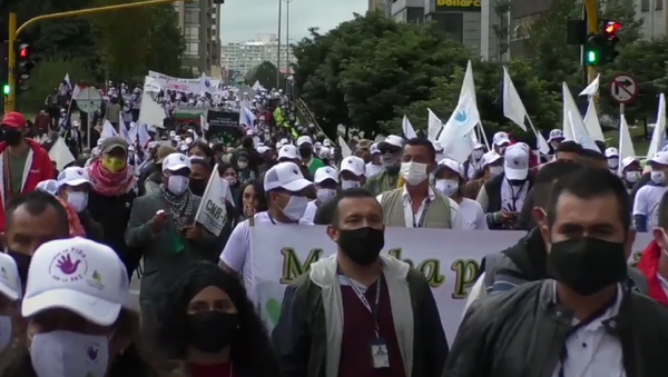 Así fue la marcha de los excombatientes de las FARC por las calles de Bogotá - Sputnik Mundo