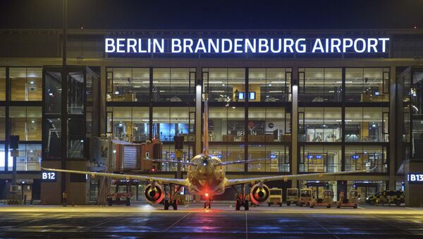 Самолет перед зданием нового международного аэропорта Берлин-Бринденбург имени Вилли Брандта в Германии - Sputnik Mundo