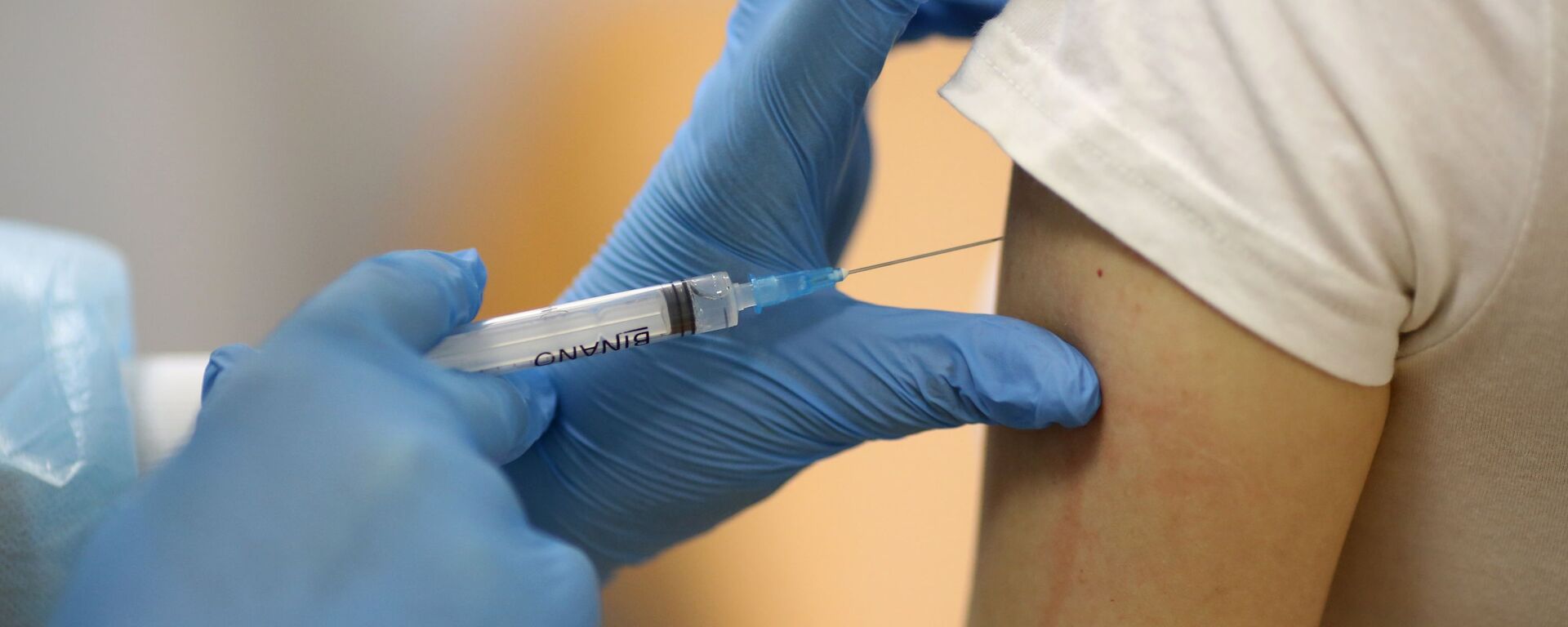 Inyección de una vacuna (imagen referencial) - Sputnik Mundo, 1920, 01.02.2021