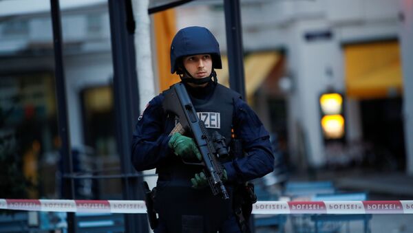 Un policía en el lugar del ataque en Viena - Sputnik Mundo