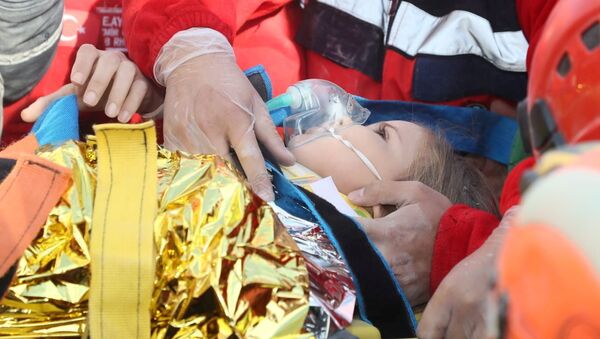 La niña rescatada entre los escombros tras el terremoto en Turquía - Sputnik Mundo