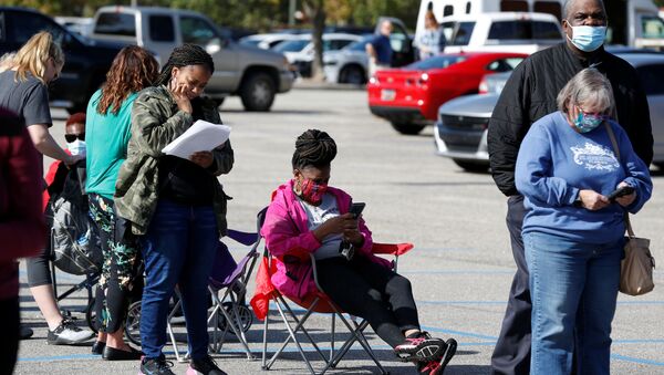 Personas hacen cola para emitir su voto en Effingham, Carolina del Sur - Sputnik Mundo