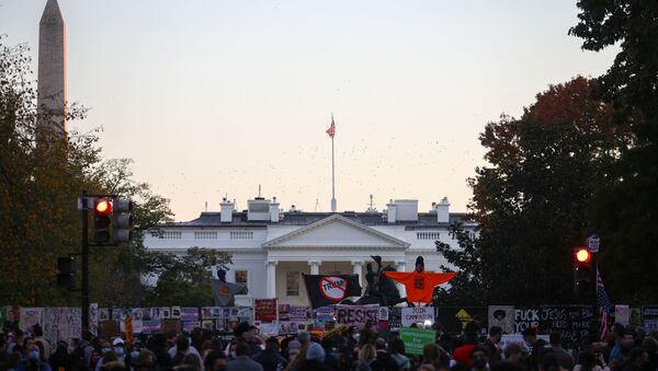 Manifestantes contra Trump se reúnen cerca de la Casa Blanca  - Sputnik Mundo