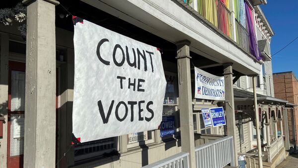 Un cartel instando a votar en la sede del Partido Demócrata en McConnellsburg, Pensilvania - Sputnik Mundo