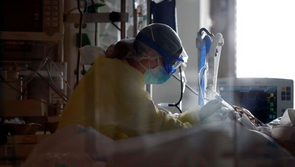 Un trabajador médico atiende a un paciente infectado con -19 - Sputnik Mundo