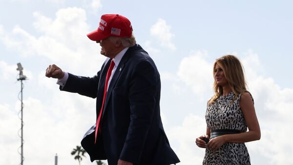 Donald Trump junto a su esposa Melania - Sputnik Mundo