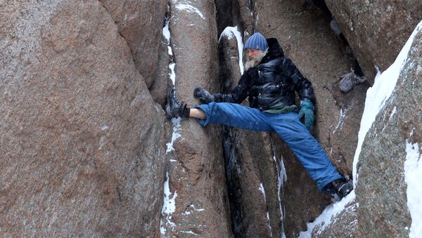 Un hombre escalando la Roca Perya (imagen referencial) - Sputnik Mundo