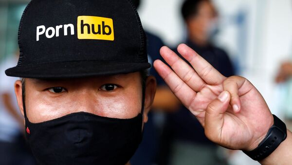 Manifestante contra el bloqueo de PornHub en Tailandia - Sputnik Mundo