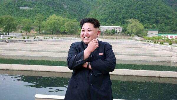 Kim Jong-un, el líder de Corea del Norte, fumando - Sputnik Mundo