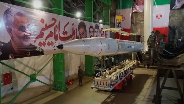 Irán muestra nuevos sistemas de lanzamiento de misiles para sus bases subterráneas - Sputnik Mundo