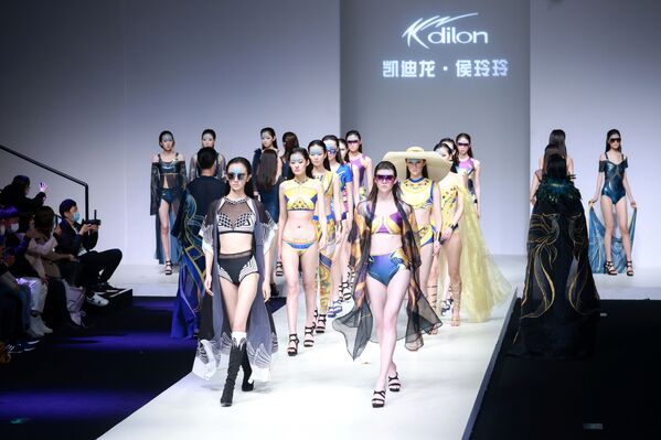 Модели во время показа на China Fashion Week - Sputnik Mundo