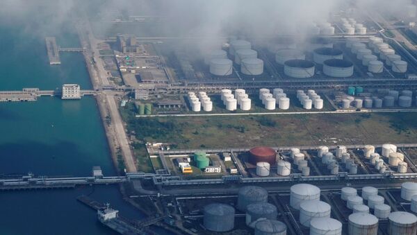 Tanques de petróleo y gas en un almacén de petróleo en el puerto de Zhuhai, China (archivo) - Sputnik Mundo