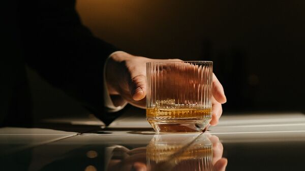 Un vaso de alcohol (imagen referencial) - Sputnik Mundo