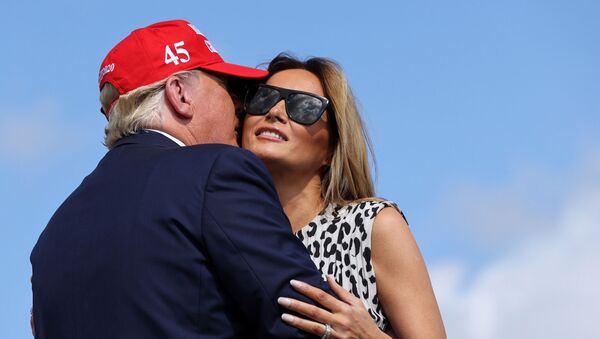 Donald Trump, presidente de EEUU, besa a su esposa, Melania  - Sputnik Mundo