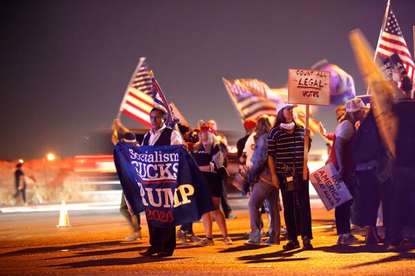Сторонники президента США Дональда Трампа на акции протеста Stop the Steal в Лас-Вегасе, США - Sputnik Mundo