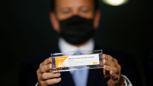 Joao Doria, gobernador del estado de Sao Paulo (Brasil), sostiene una caja de la vacuna Coronavac, fabricada por el laboratorio chino Sinovac - Sputnik Mundo