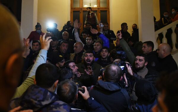 Los manifestantes en el edificio del Parlamento en Erevan - Sputnik Mundo
