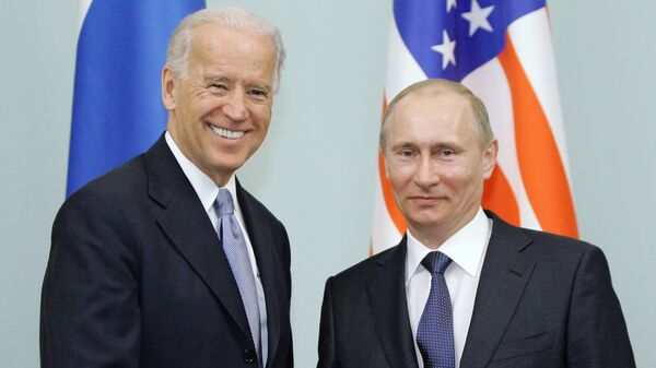 Joe Biden y Vladímir Putin en Rusia (archivo, año 2011) - Sputnik Mundo