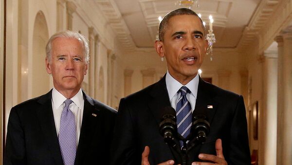 El candidato del partído demócrata, Joe Biden, junto al expresidente de EEUU Barack Obama (archivo) - Sputnik Mundo