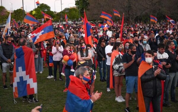 La Caravana de autos terminó en Pampa y Figeroa Alcorta, donde hay un jachkar armenio (tipica cruz) - Sputnik Mundo