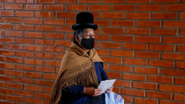 Mujer votando en La Paz, Bolivia - Sputnik Mundo