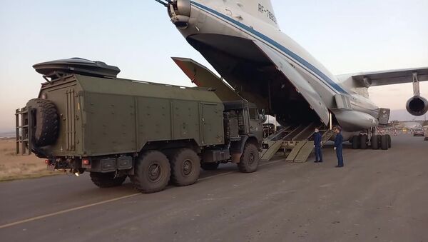 Las fuerzas de paz rusas para Nagorno Karabaj en el aeródromo en Armenia - Sputnik Mundo
