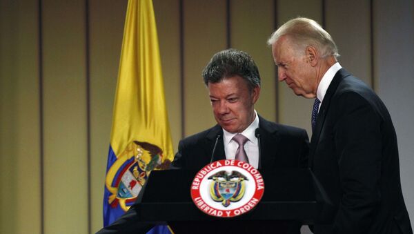 El exvicepresidente de EEUU Joe Biden junto al expresidente Juan Manuel Santos, en una visita a Colombia en 2013 - Sputnik Mundo