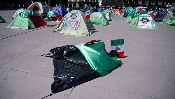 El plantón del Frente Anti-AMLO en el Zócalo de la capital mexicana - Sputnik Mundo