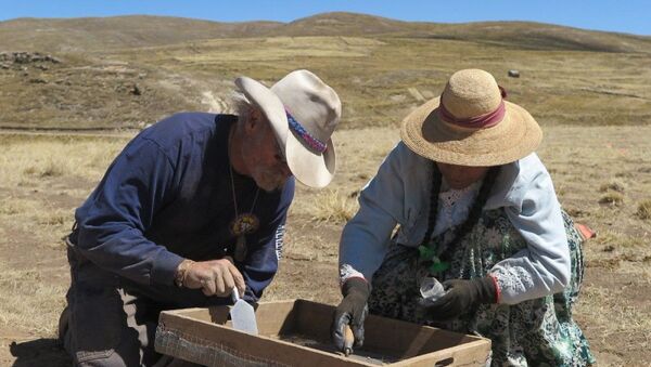 Arqueólogos en el Wilamaya Patjxa en Perú, donde se hallaron los restos de 9.000 años de una mujer cazadora - Sputnik Mundo