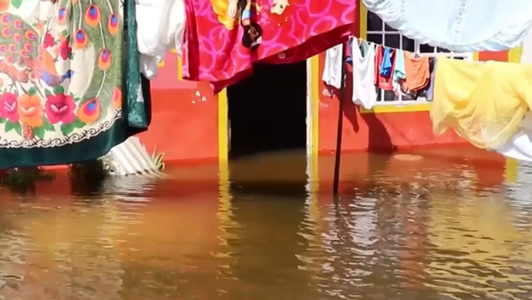 Fuertes inundaciones azotan la ciudad mexicana de Las Choapas - Sputnik Mundo
