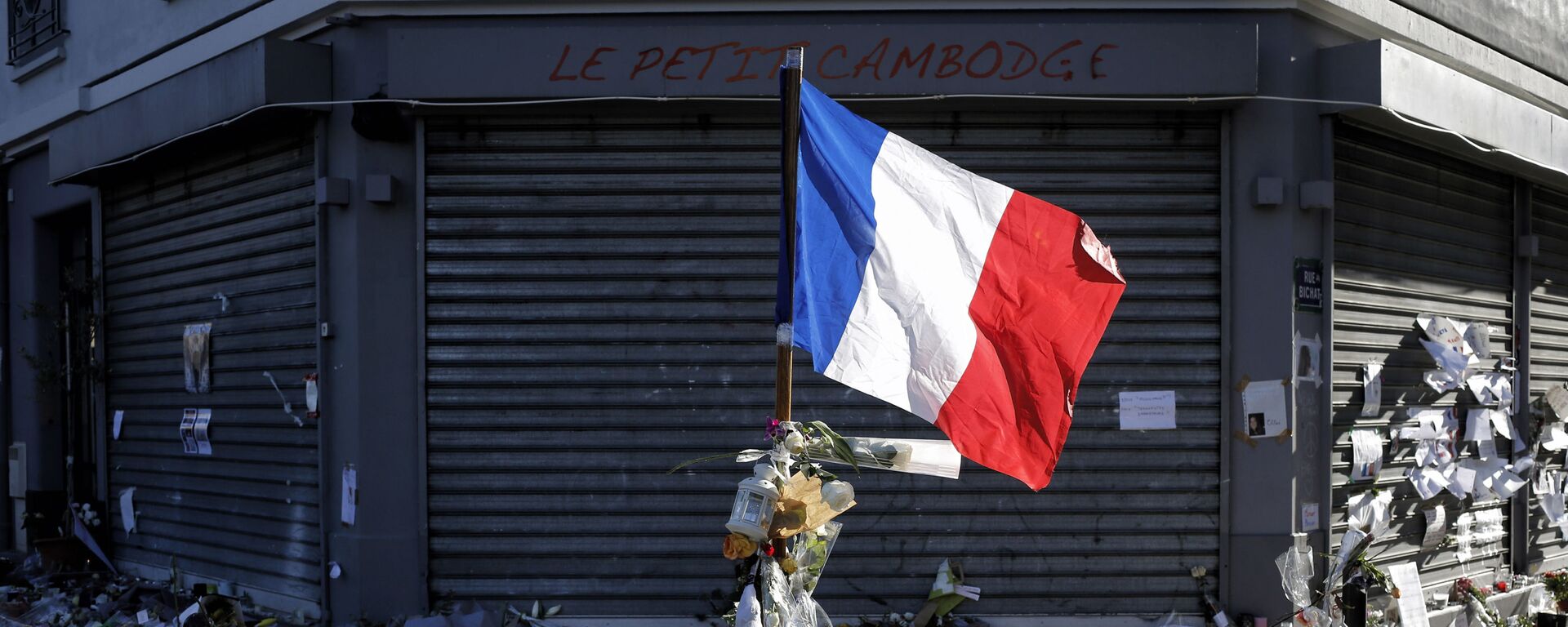 Una bandera francesa en el sitio del ataque terrorista en París en 2015 - Sputnik Mundo, 1920, 13.11.2020