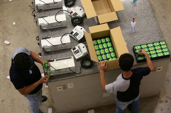 Trabajadores electorales preparan las urnas electrónicas en Brasil para las elecciones municipales del domingo - Sputnik Mundo
