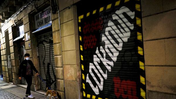 Una mujer en mascarilla en las calles de Barcelona - Sputnik Mundo