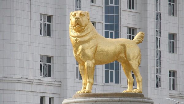 La estatua gigante de oro en honor al perro alabai en Turkmenistán  - Sputnik Mundo