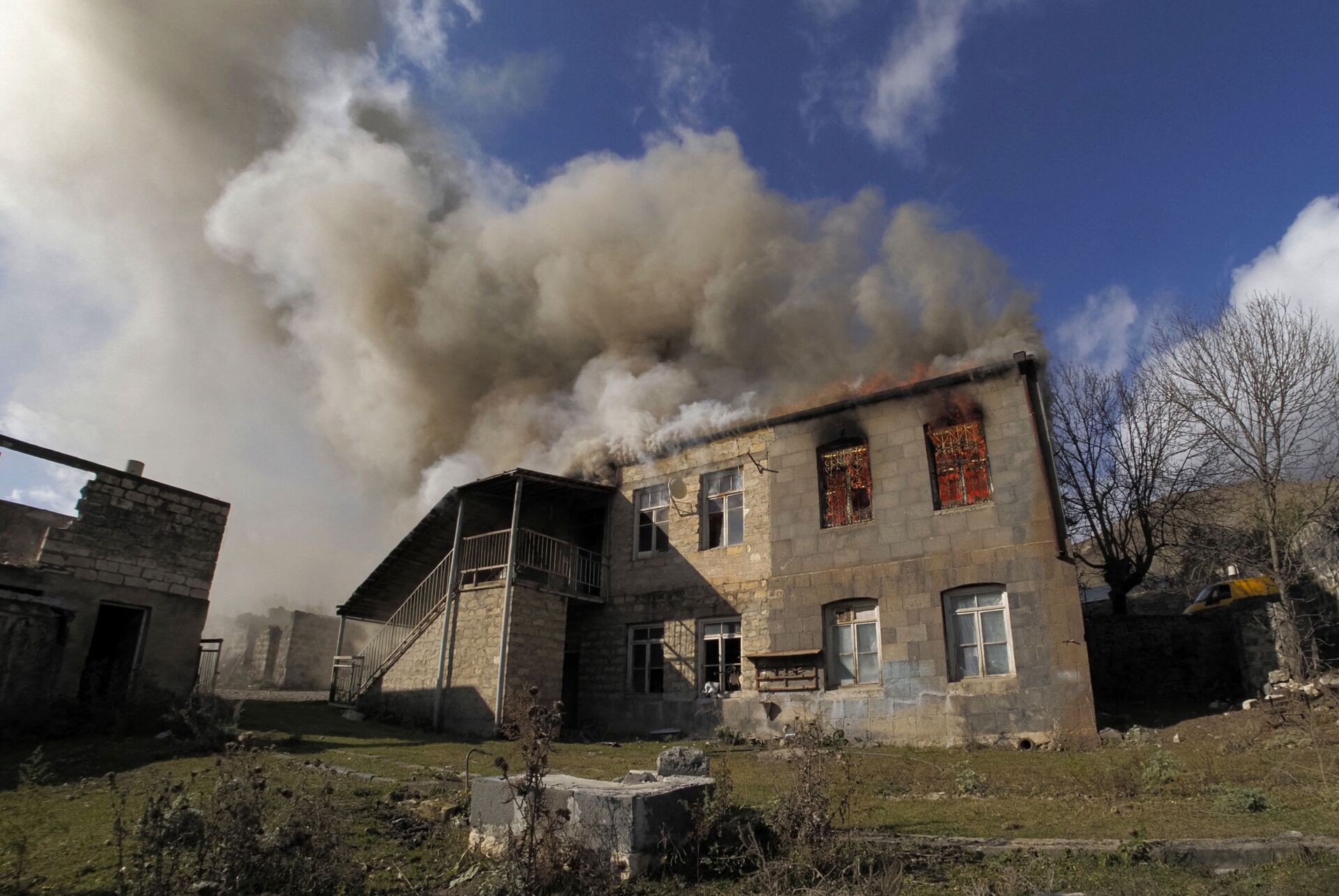 Una casa en llamas en la región de Kalbajar, Nagorno Karabaj - Sputnik Mundo, 1920, 18.02.2021