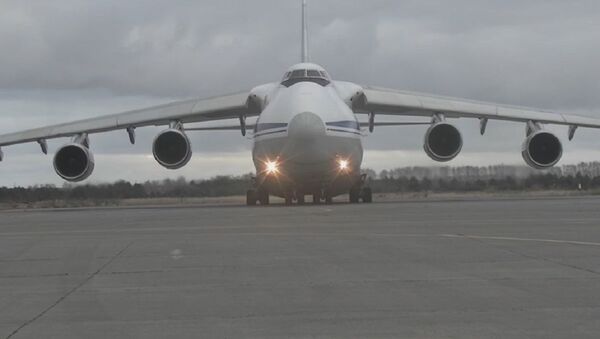 Así los aviones rusos An-124 entregaron blindados a la capital armenia - Sputnik Mundo