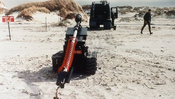Un robot examina una mina en las Islas Malvinas en 1985 - Sputnik Mundo