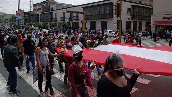 Manifestantes llegan a las puertas del Congreso de Perú para repudiar la represión y la muerte de dos jóvenes  - Sputnik Mundo