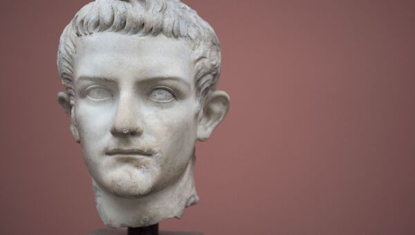 Un busto del emperador romano Calígula - Sputnik Mundo