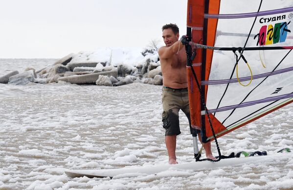 El duro surf a vela entre los hielos de las 'Maldivas rusas'

 - Sputnik Mundo