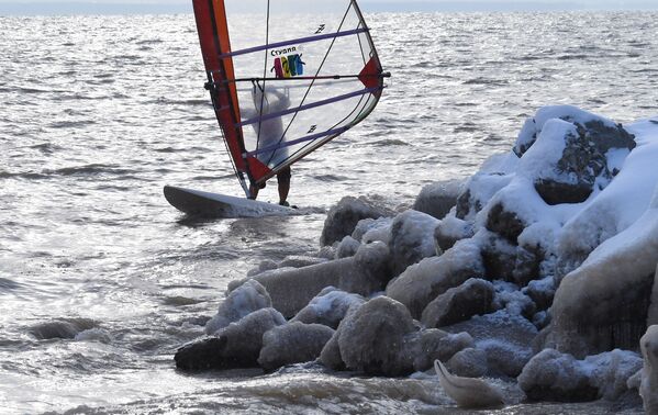 El duro surf a vela entre los hielos de las 'Maldivas rusas'

 - Sputnik Mundo